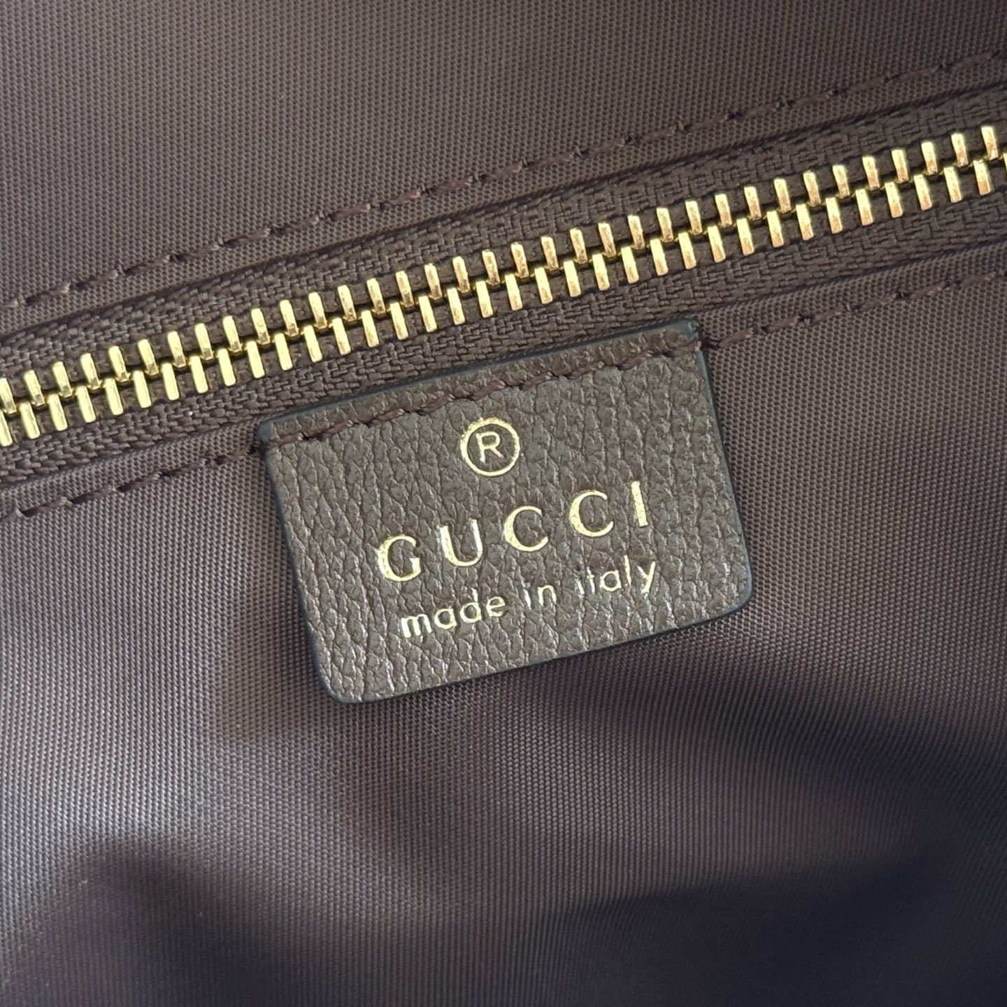 Gucci Essence Classic A006ZN in GG Coated Canvas with Zipper Closure for Hand and Shoulder Carry