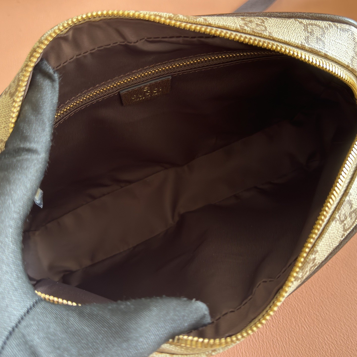 Gucci Essence Classic A006ZN in GG Coated Canvas with Zipper Closure for Hand and Shoulder Carry