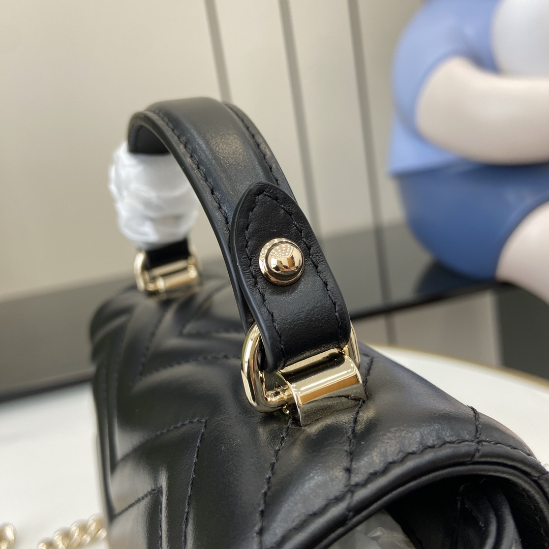 Gucci GG Marmont in Matelasse Leather with Magnetic Flap for Handheld Shoulder Carry