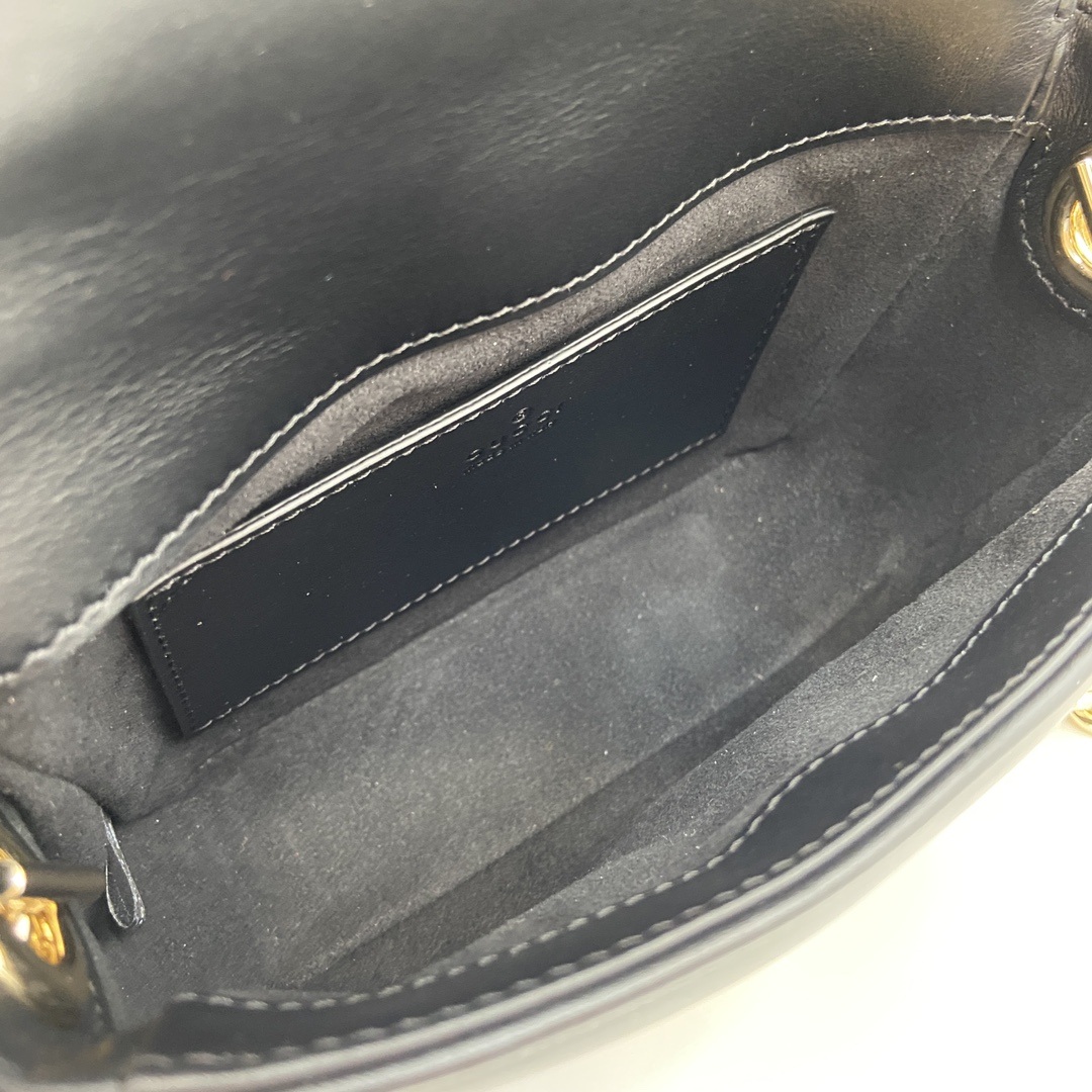 Gucci GG Marmont in Matelasse Leather with Magnetic Flap for Handheld Shoulder Carry
