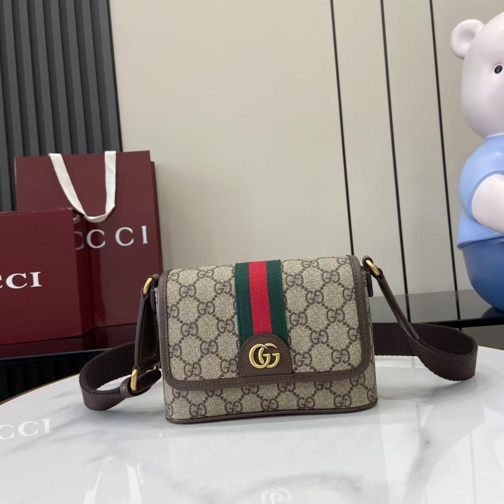 Gucci Ophidia 838599 in GG Supreme Canvas with Magnetic Snap Closure for Hand and Shoulder Carry