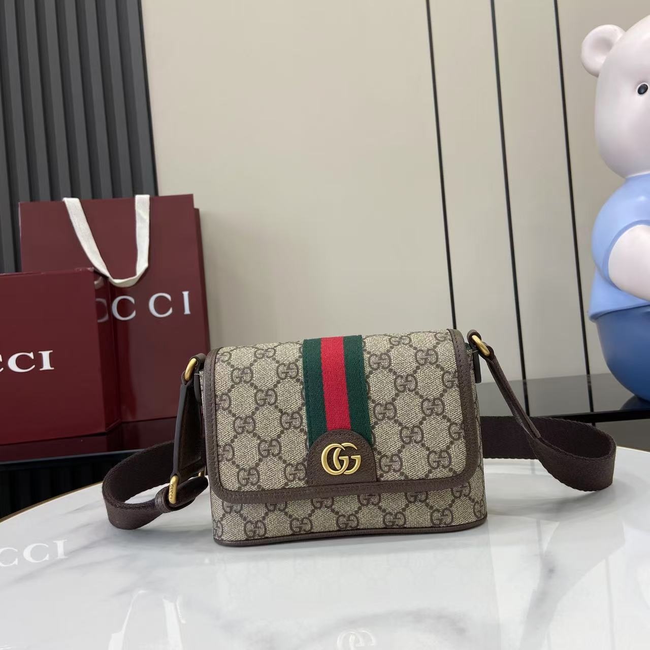 Gucci Ophidia 838599 in GG Supreme Canvas with Magnetic Snap Closure for Hand and Shoulder Carry