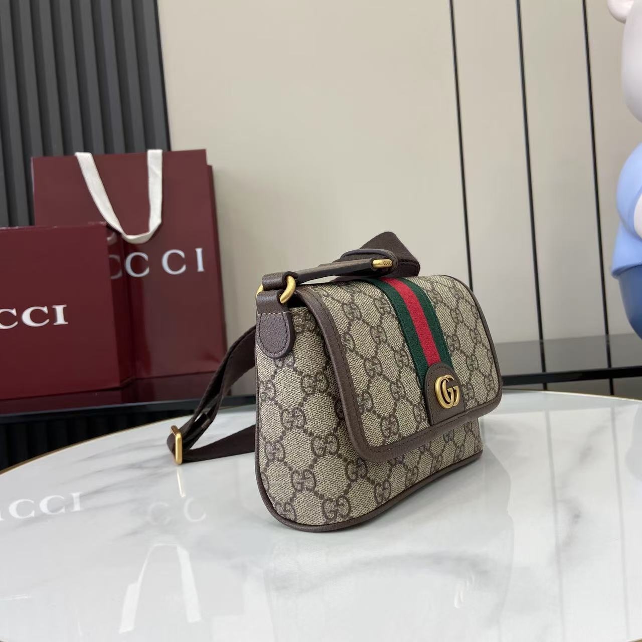 Gucci Ophidia 838599 in GG Supreme Canvas with Magnetic Snap Closure for Hand and Shoulder Carry