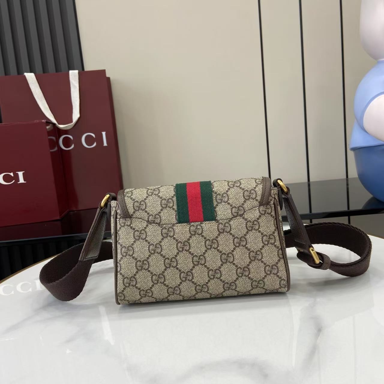 Gucci Ophidia 838599 in GG Supreme Canvas with Magnetic Snap Closure for Hand and Shoulder Carry