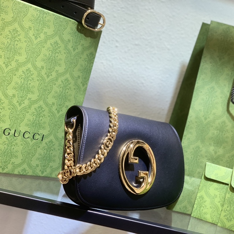 Gucci GG Marmont in Black Leather with Magnetic Snap Flap Closure for Shoulder BagCrossbody Bags