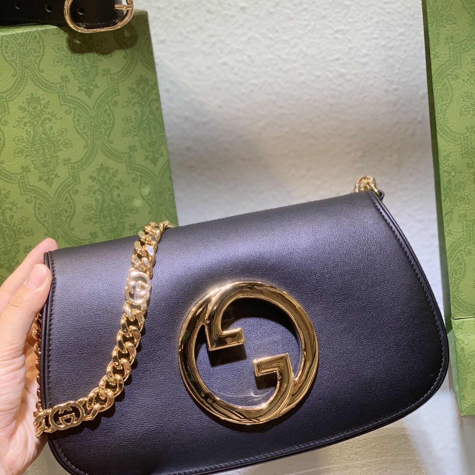 Gucci GG Marmont in Black Leather with Magnetic Snap Flap Closure for Shoulder BagCrossbody Bags