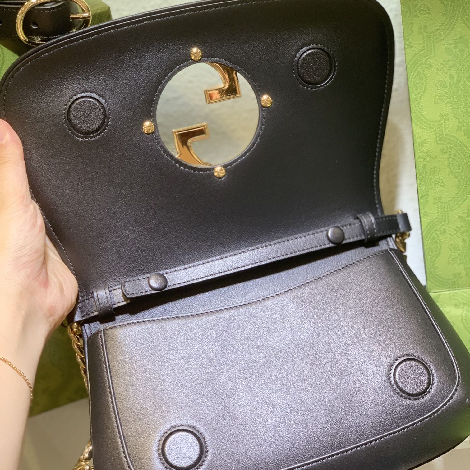 Gucci GG Marmont in Black Leather with Magnetic Snap Flap Closure for Shoulder BagCrossbody Bags