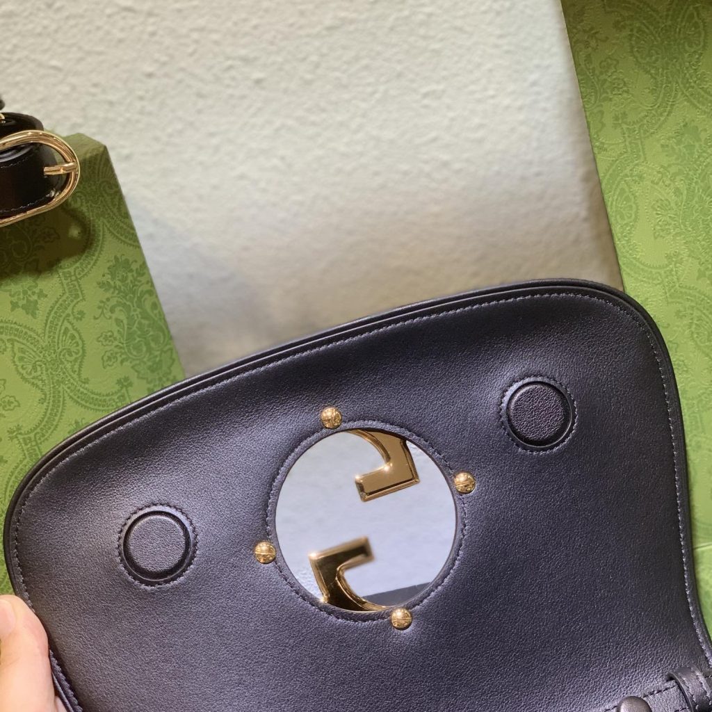 Gucci GG Marmont in Black Leather with Magnetic Snap Flap Closure for Shoulder BagCrossbody Bags