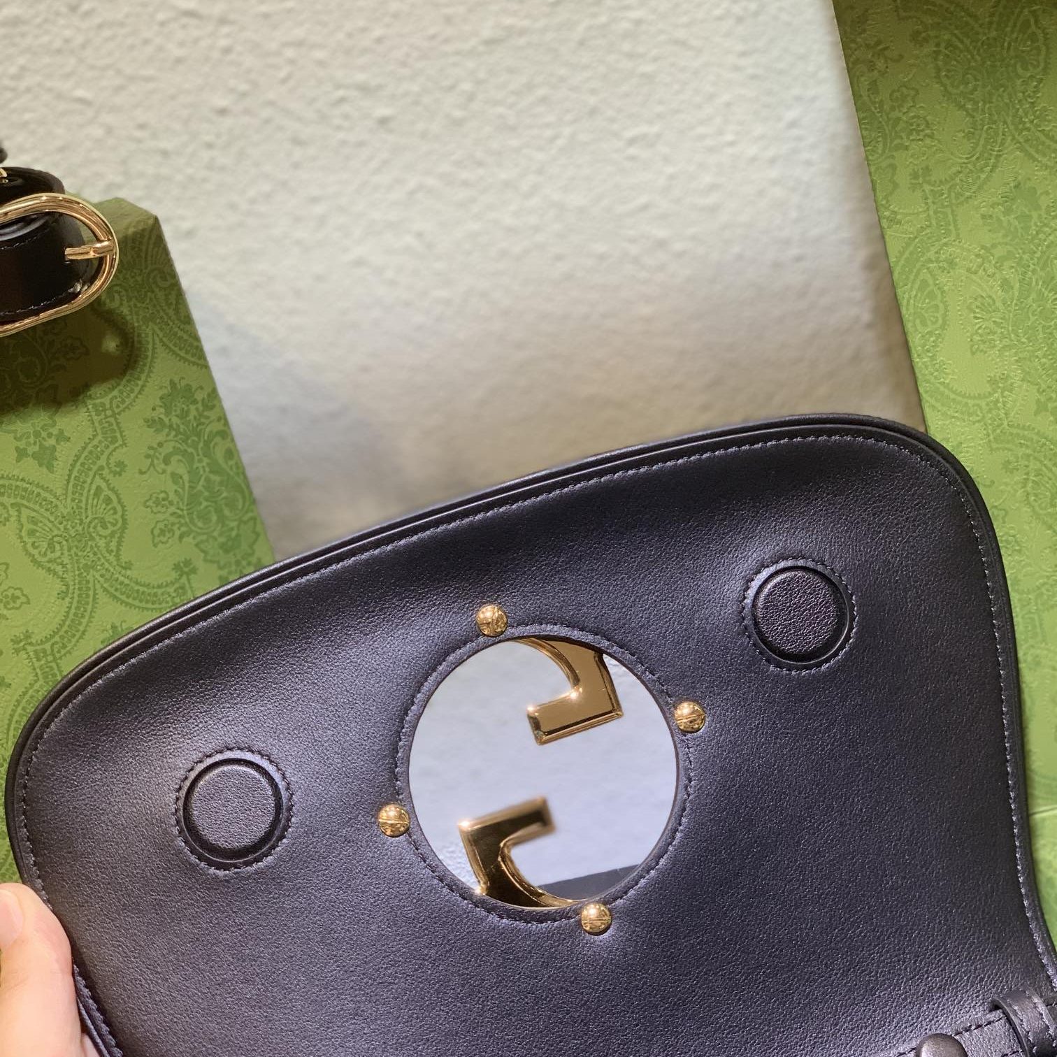 Gucci GG Marmont in Black Leather with Magnetic Snap Flap Closure for Shoulder BagCrossbody Bags