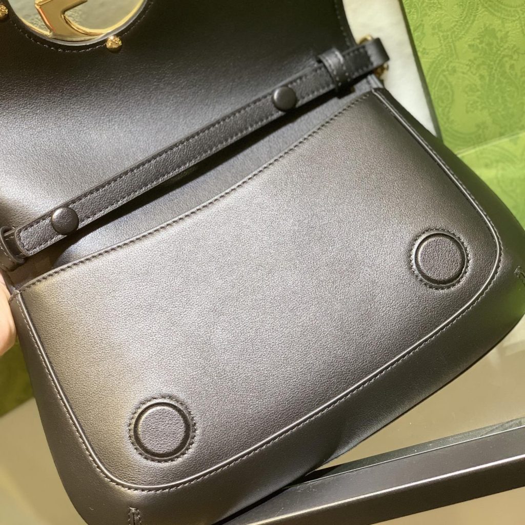 Gucci GG Marmont in Black Leather with Magnetic Snap Flap Closure for Shoulder BagCrossbody Bags