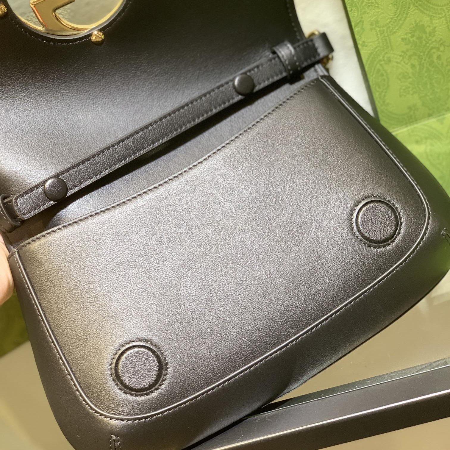 Gucci GG Marmont in Black Leather with Magnetic Snap Flap Closure for Shoulder BagCrossbody Bags