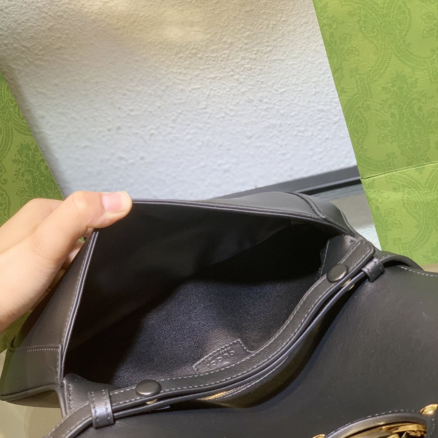 Gucci GG Marmont in Black Leather with Magnetic Snap Flap Closure for Shoulder BagCrossbody Bags
