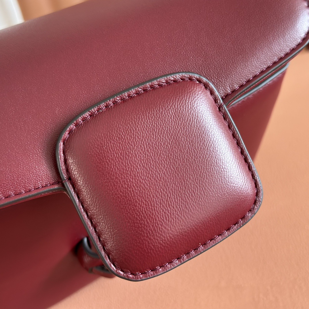 Gucci Horsebit 1955 Small in Smooth Leather with Flap and Turn-lock for Shoulder Crossbody Carry