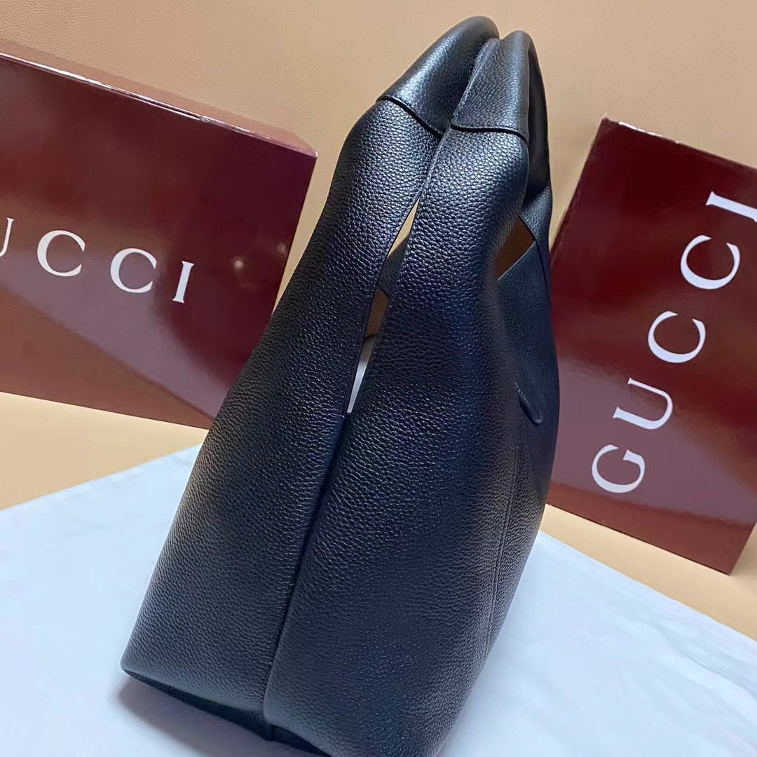 Gucci Softbit in Pebbled Leather with Zipper Closure for Shoulder BagHandbag 837466 Designer Bag