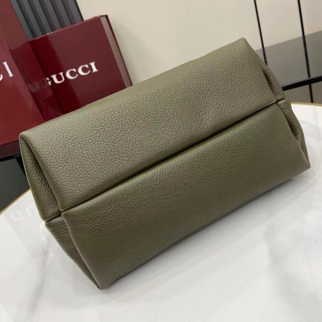 Gucci Softbit in Grained Calfskin with Magnetic for Handheld Shoulder Bag Carry