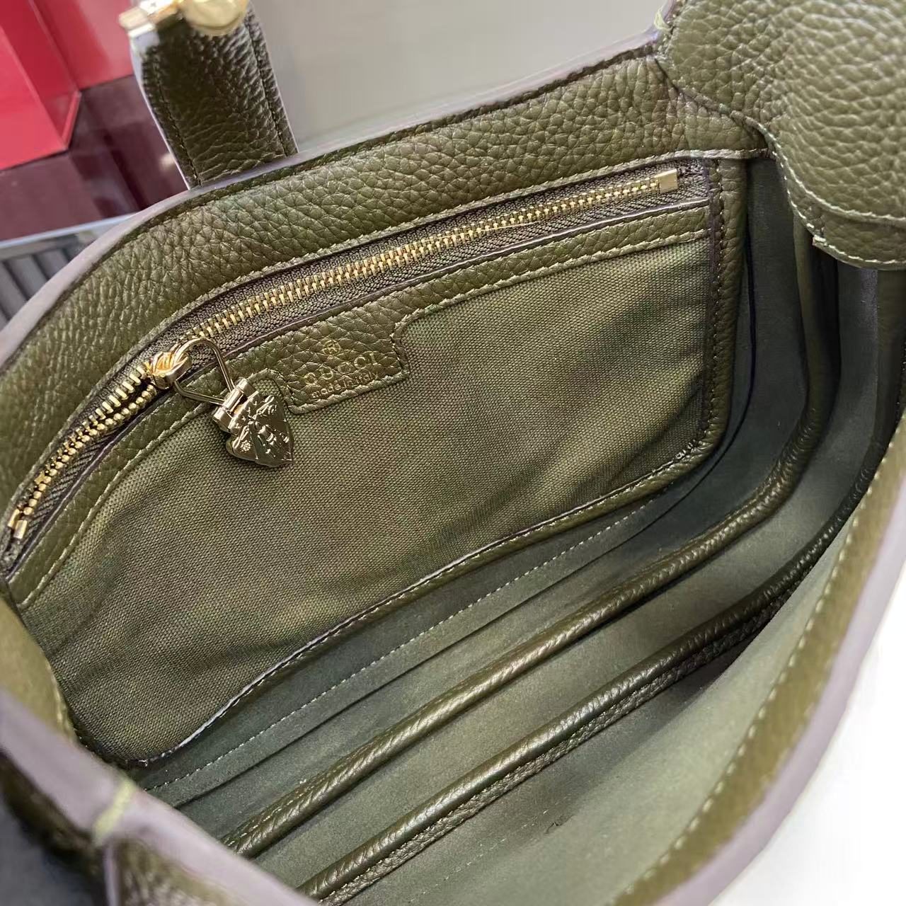 Gucci Jackie 1961 810232 in Forest Green Pebbled Leather with Push Closure for Hand Shoulder Carry