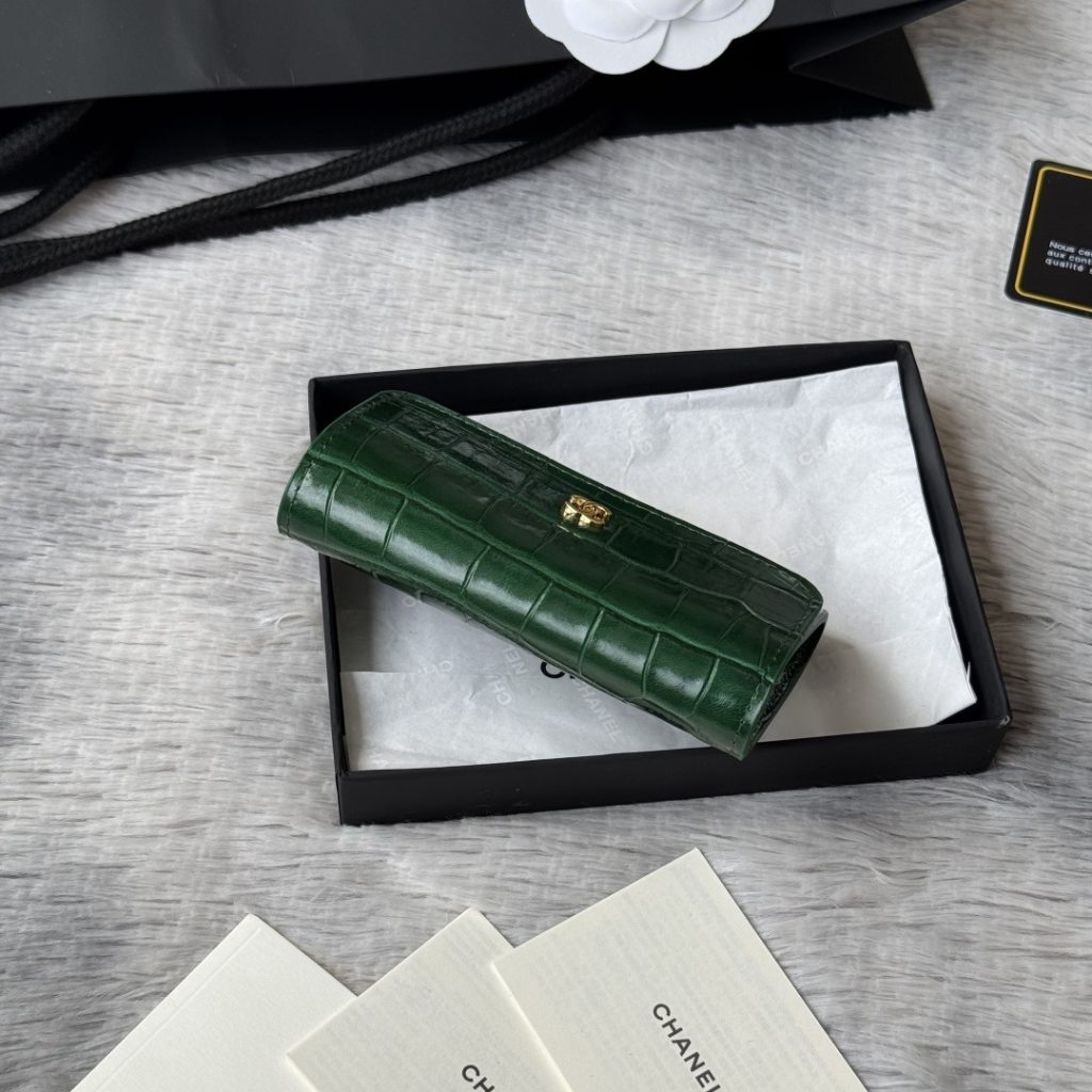 Chanel Classic Flap Mini Crocodile-embossed Leather Card Holder Wallet with Turn-lock for Hand Carry
