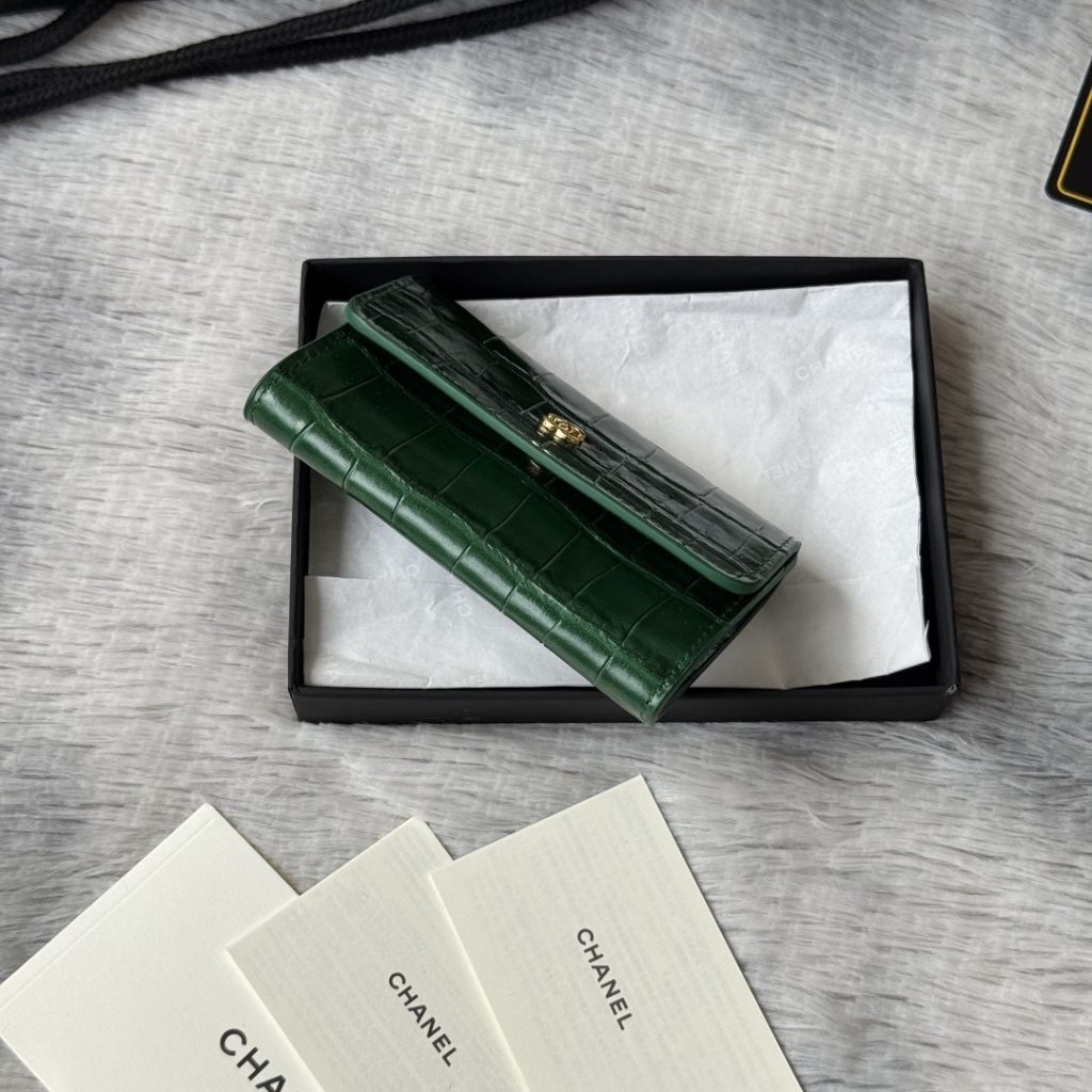 Chanel Classic Flap Mini Crocodile-embossed Leather Card Holder Wallet with Turn-lock for Hand Carry