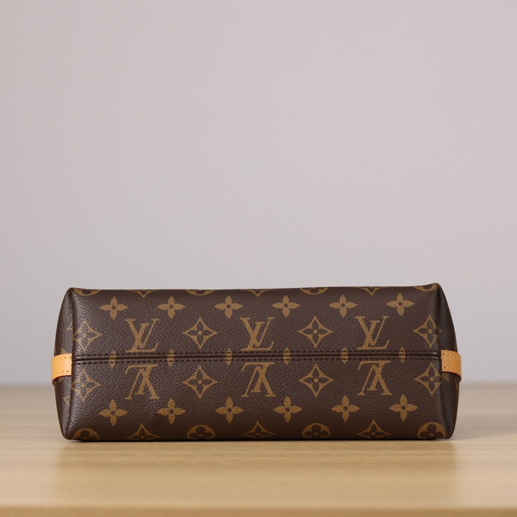 Louis Vuitton Carryall in Monogram Canvas with Drawstring and Magnetic Snap for Shoulder Crossbody
