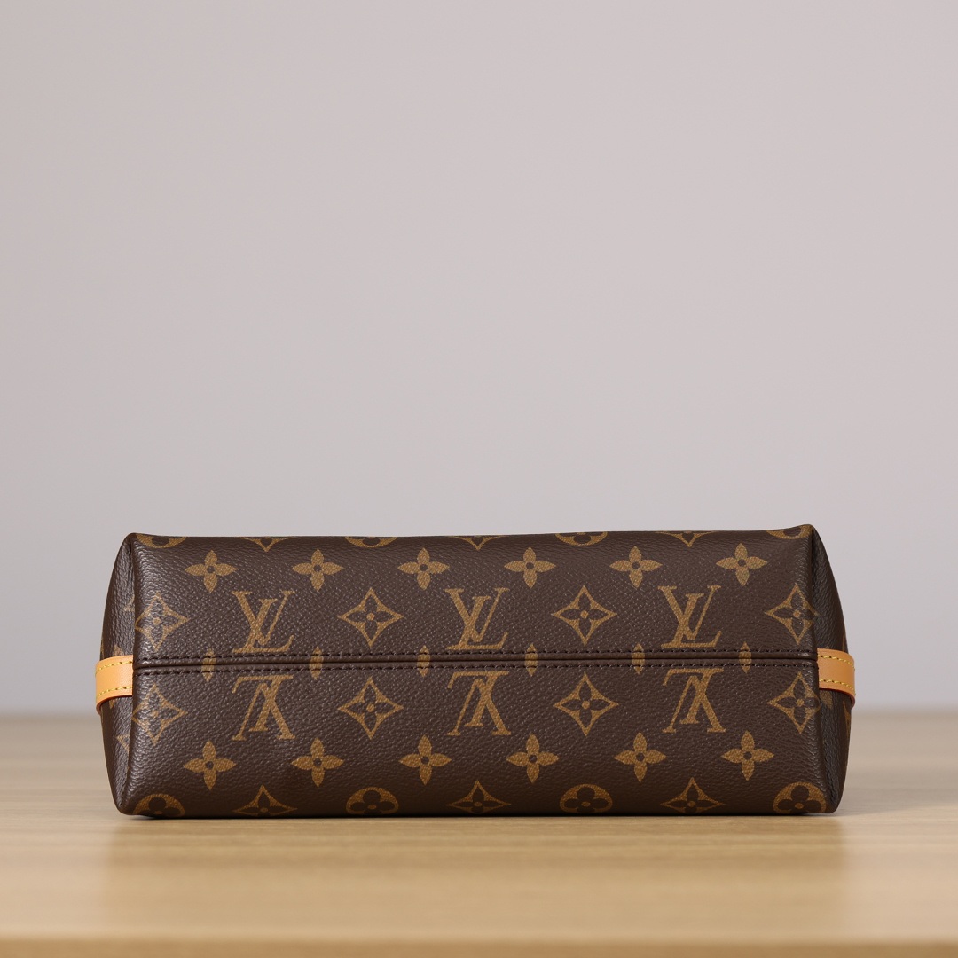 Louis Vuitton Carryall in Monogram Canvas with Drawstring and Magnetic Snap for Shoulder Crossbody