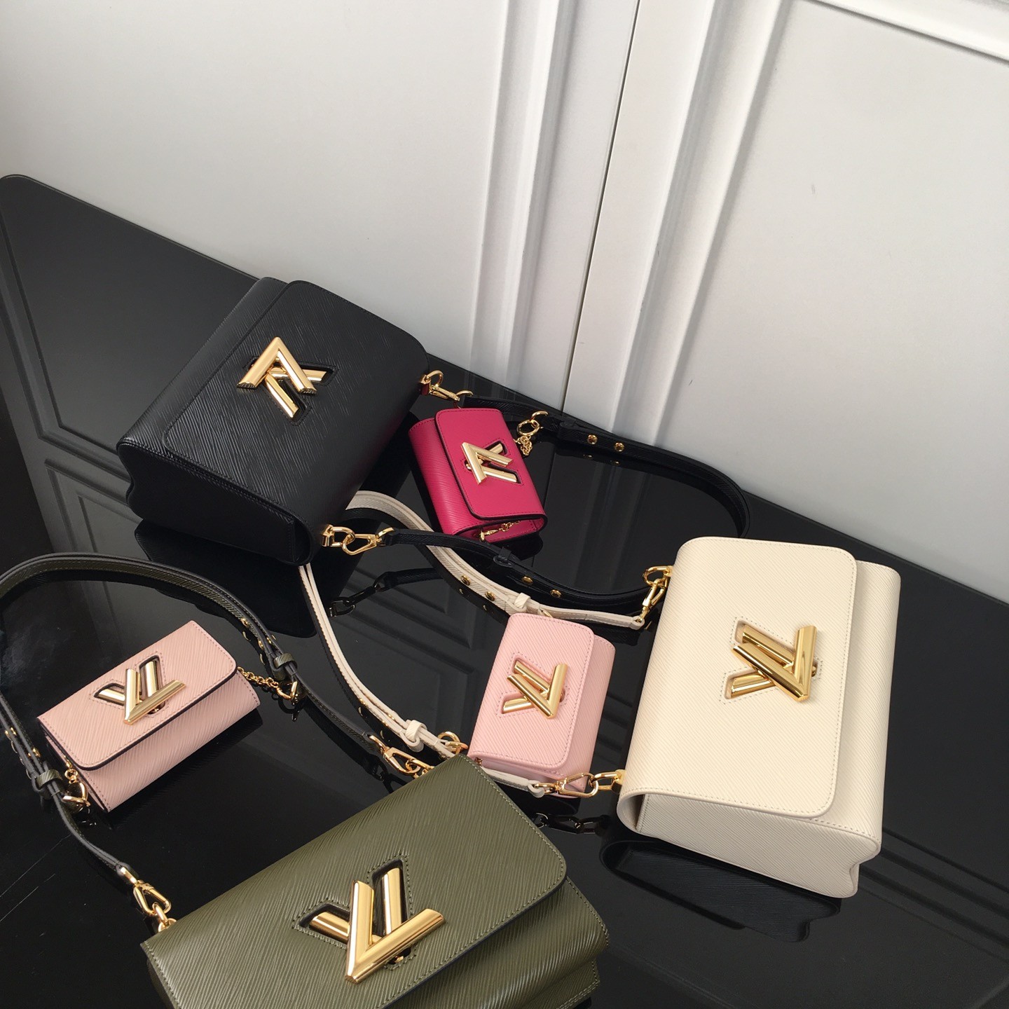 Louis Vuitton Twist in Epi Leather with Lock Closure for Shoulder Crossbody Bag Carry M59885