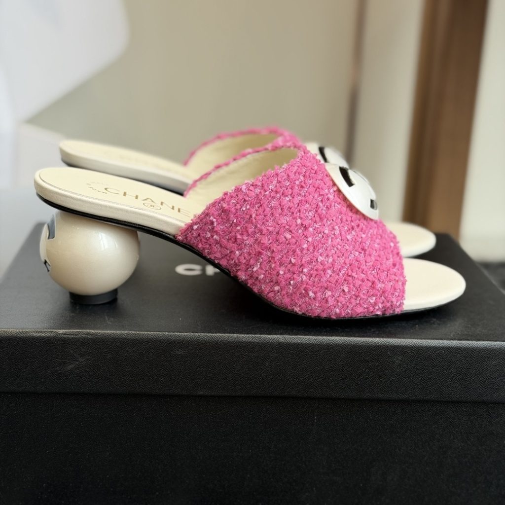 Chanel Pearl Heel CC Logo Open-Toe Slide Slippers in Woven Fabric with Italian Leather Sole