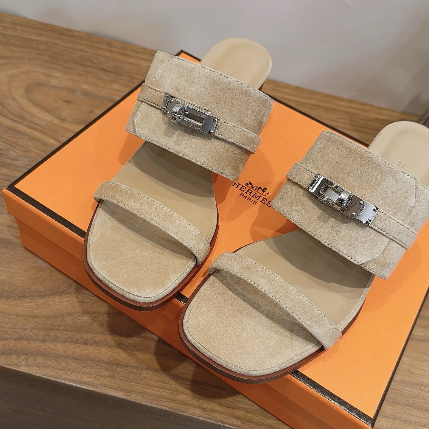 Hermes Open-Toe Slip-On Flat Slippers in Genuine Calfskin with Wool Lining and Italian Leather Sole