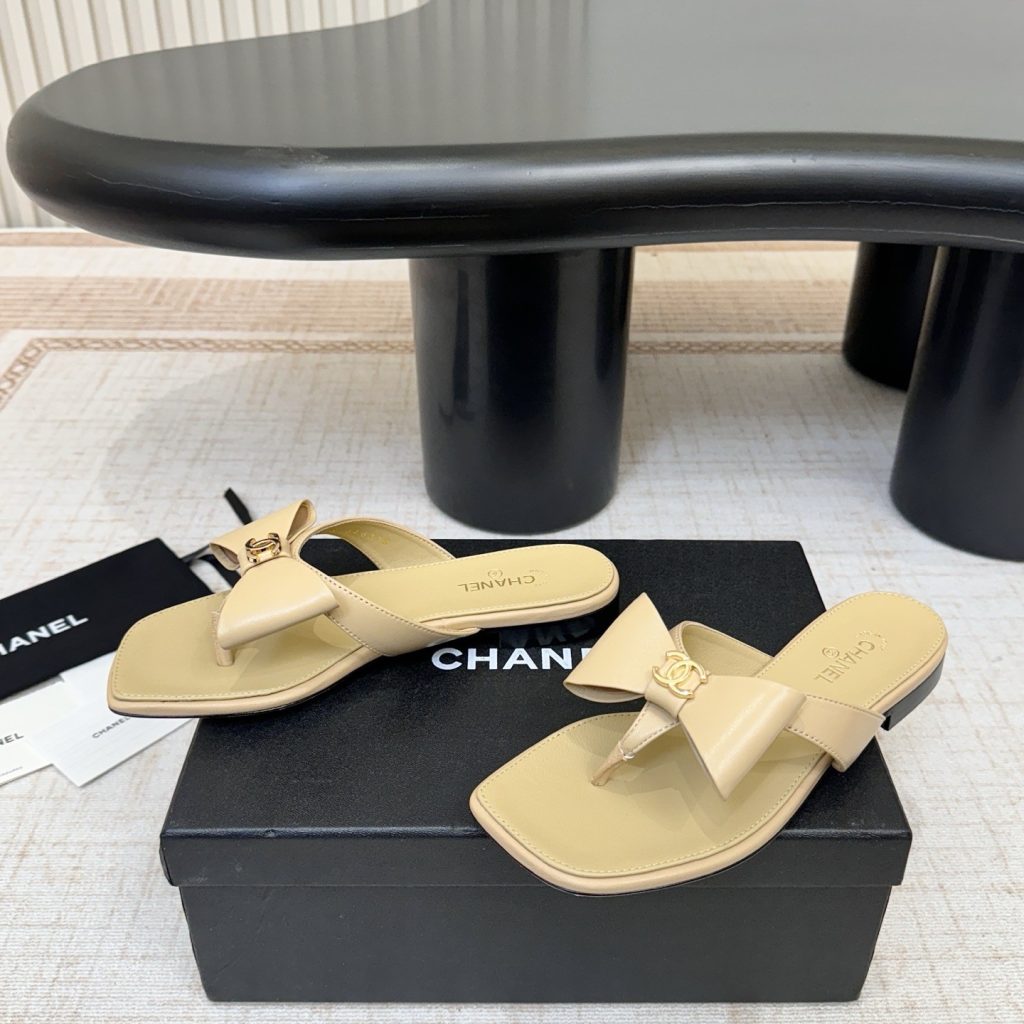 Chanel Double C Chain Ribbon Bow Toe-Post Flat Slippers in Suede and Lamb Leather Sole