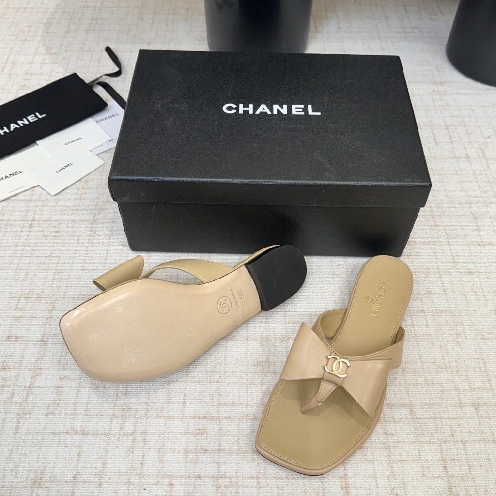 Chanel Double C Chain Ribbon Bow Toe-Post Flat Slippers in Suede and Lamb Leather Sole