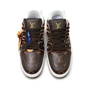 LOUIS VUITTON Sneakers in Premium Leather with Molded Rubber Outsole