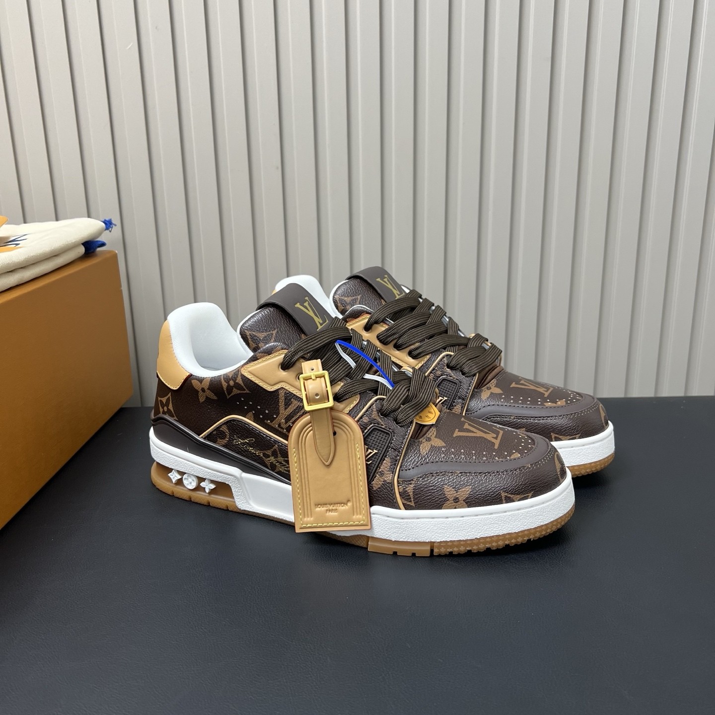 LOUIS VUITTON Sneakers in Premium Leather with Molded Rubber Outsole