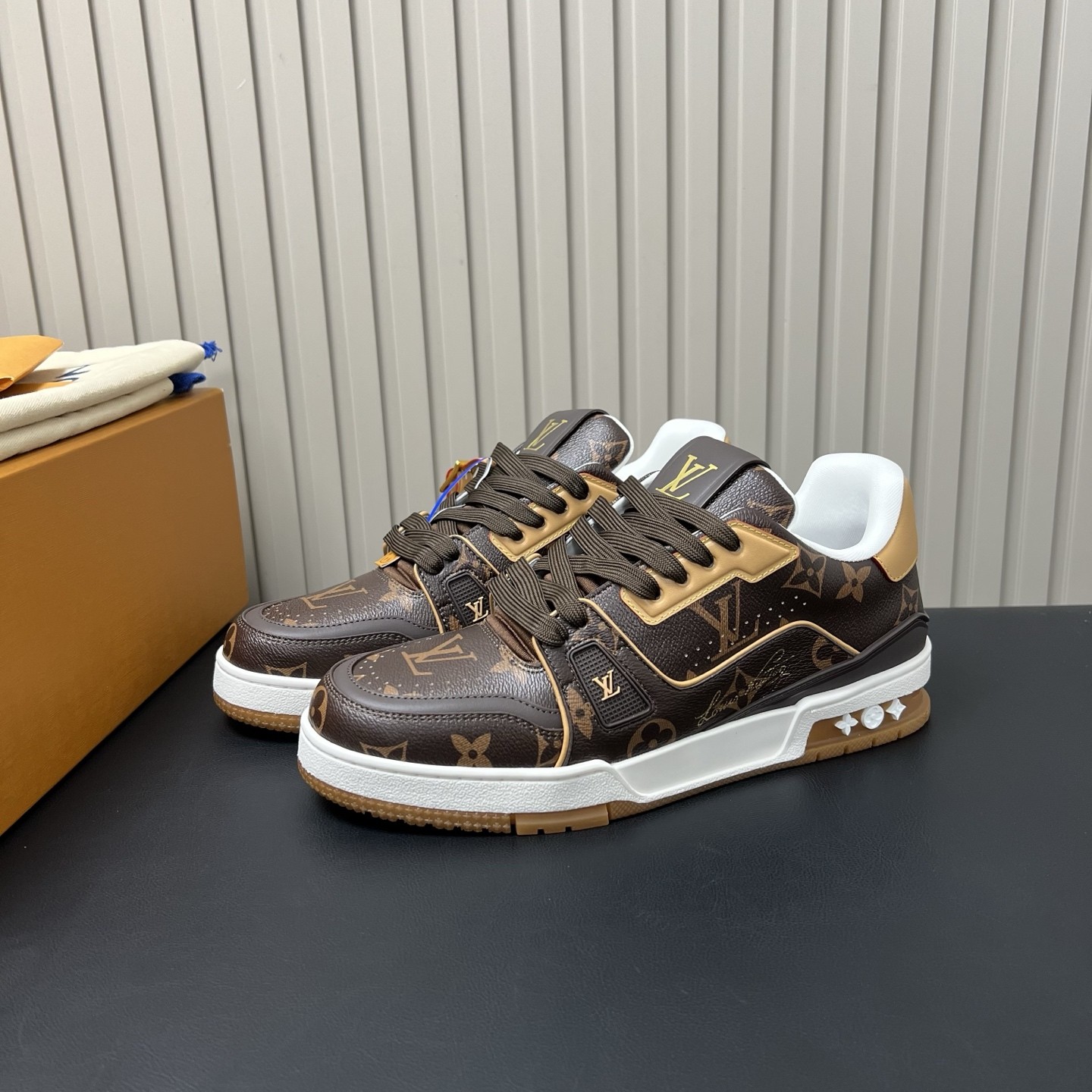 LOUIS VUITTON Sneakers in Premium Leather with Molded Rubber Outsole