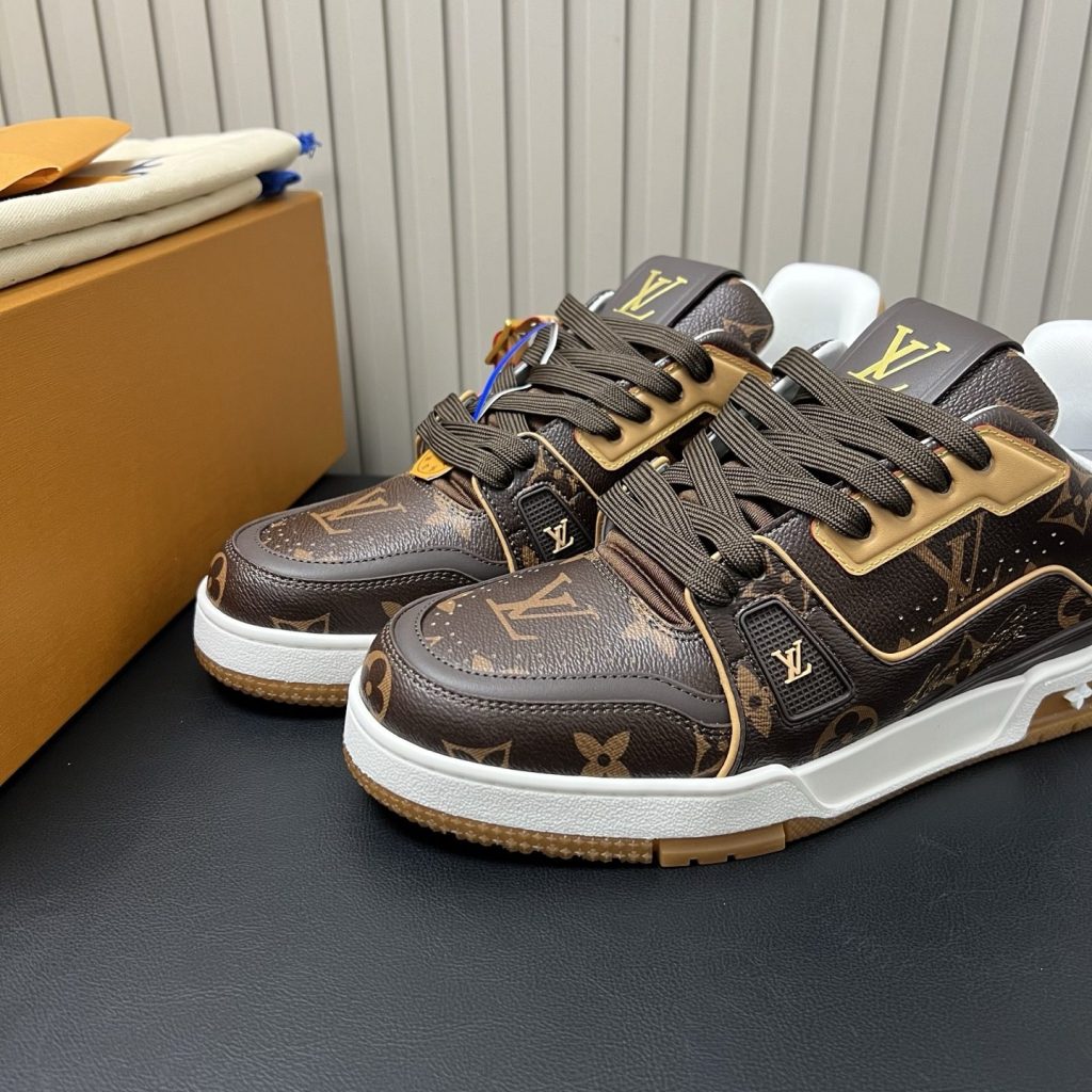 LOUIS VUITTON Sneakers in Premium Leather with Molded Rubber Outsole