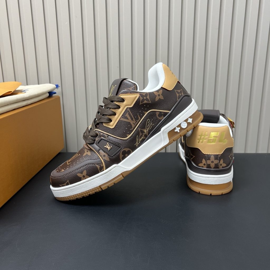 LOUIS VUITTON Sneakers in Premium Leather with Molded Rubber Outsole