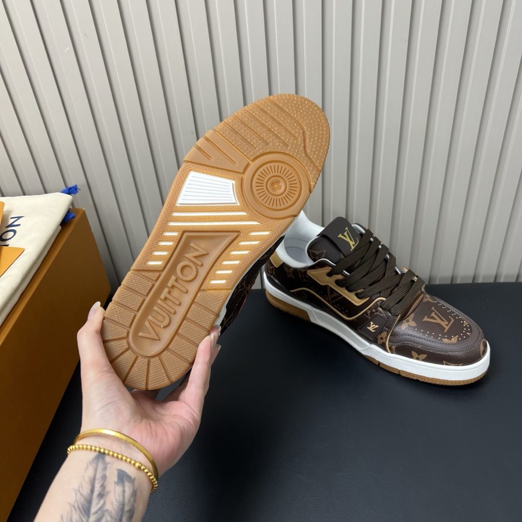 LOUIS VUITTON Sneakers in Premium Leather with Molded Rubber Outsole