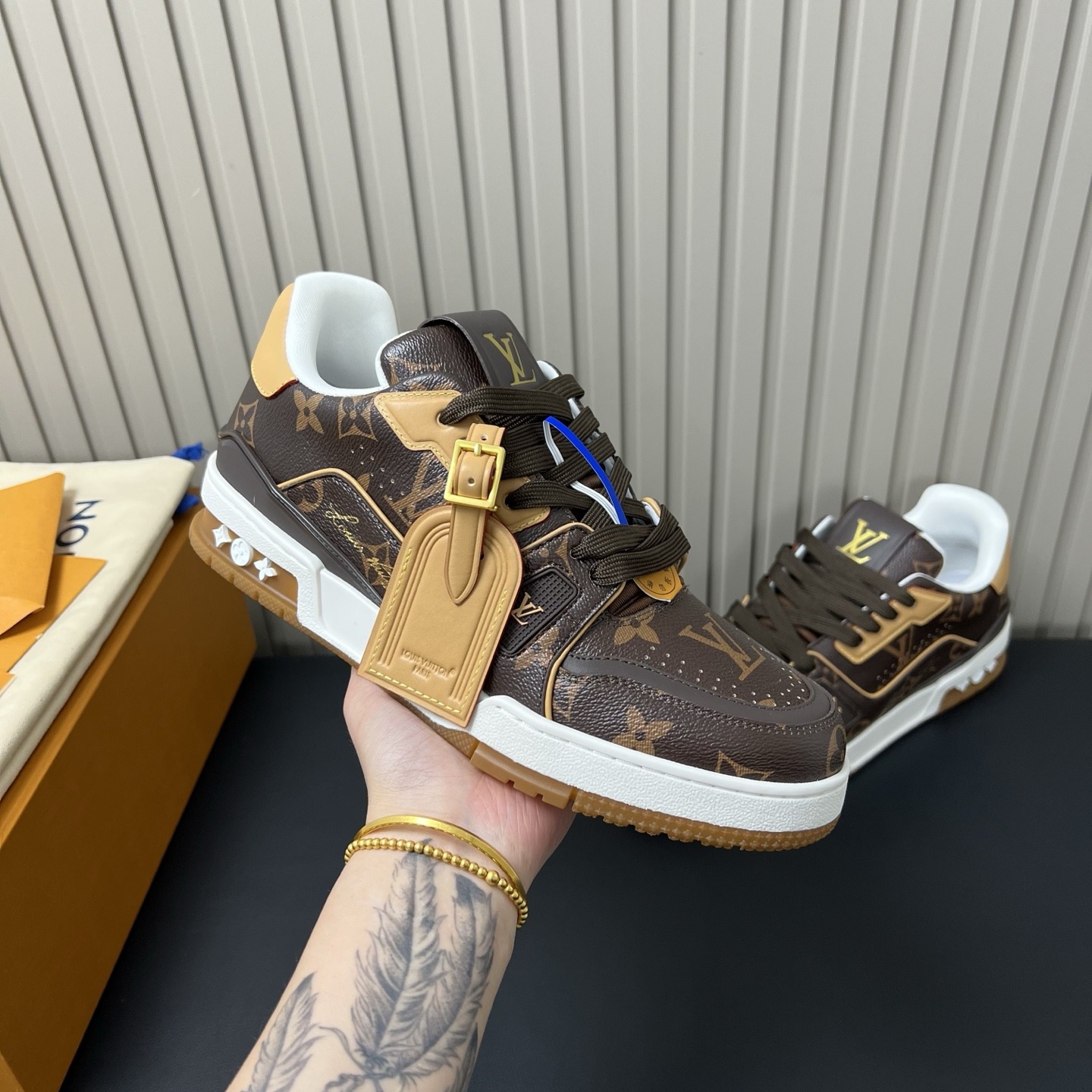 LOUIS VUITTON Sneakers in Premium Leather with Molded Rubber Outsole
