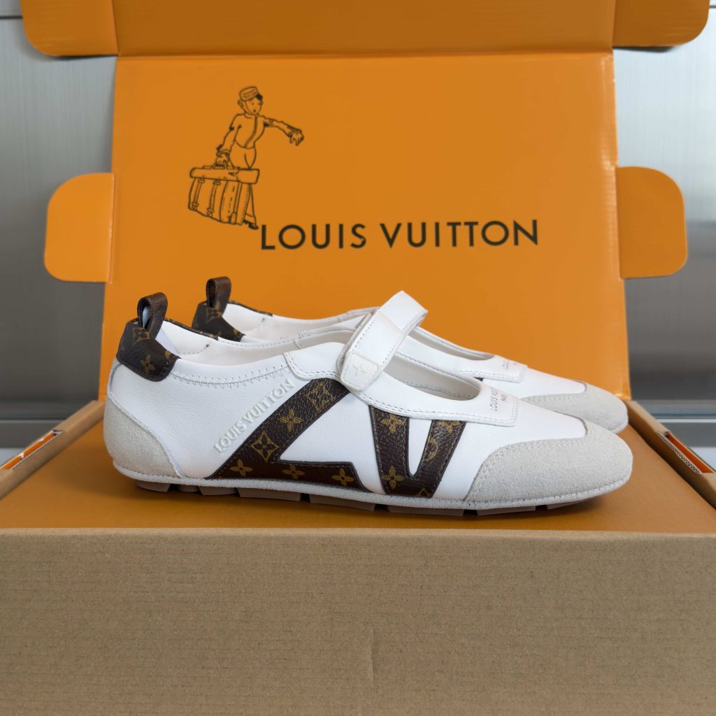 LOUIS VUITTON Sneakers in Premium Leather with Molded Rubber Outsole