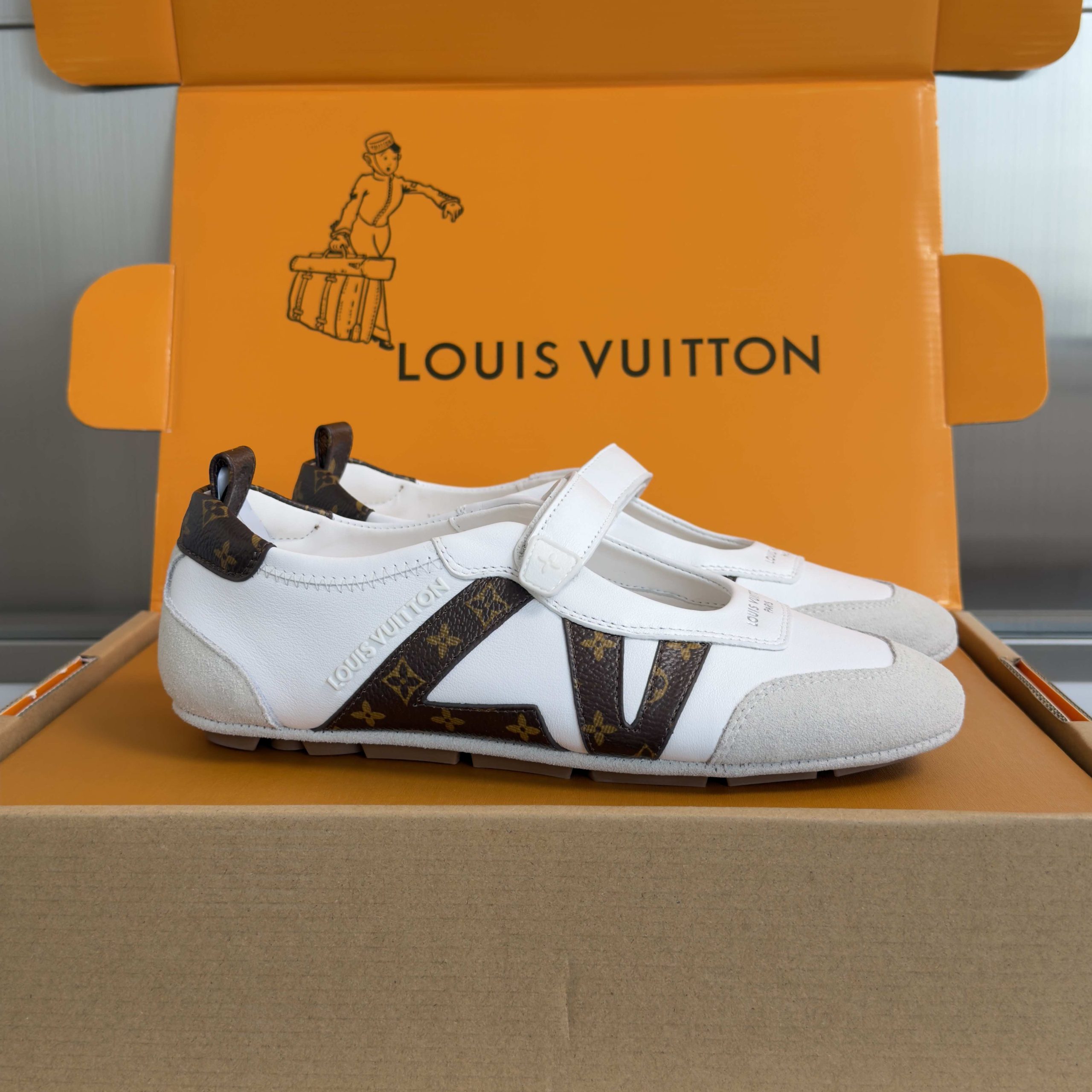 LOUIS VUITTON Sneakers in Premium Leather with Molded Rubber Outsole