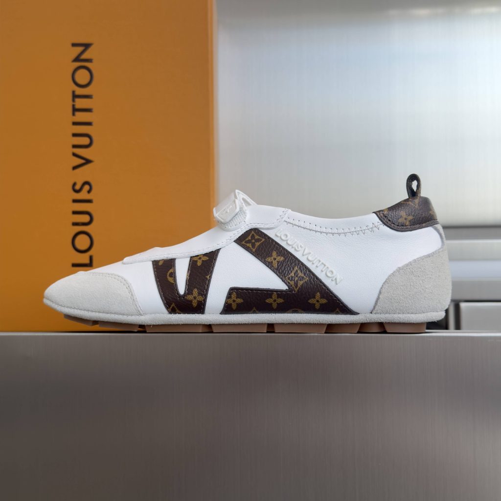 LOUIS VUITTON Sneakers in Premium Leather with Molded Rubber Outsole