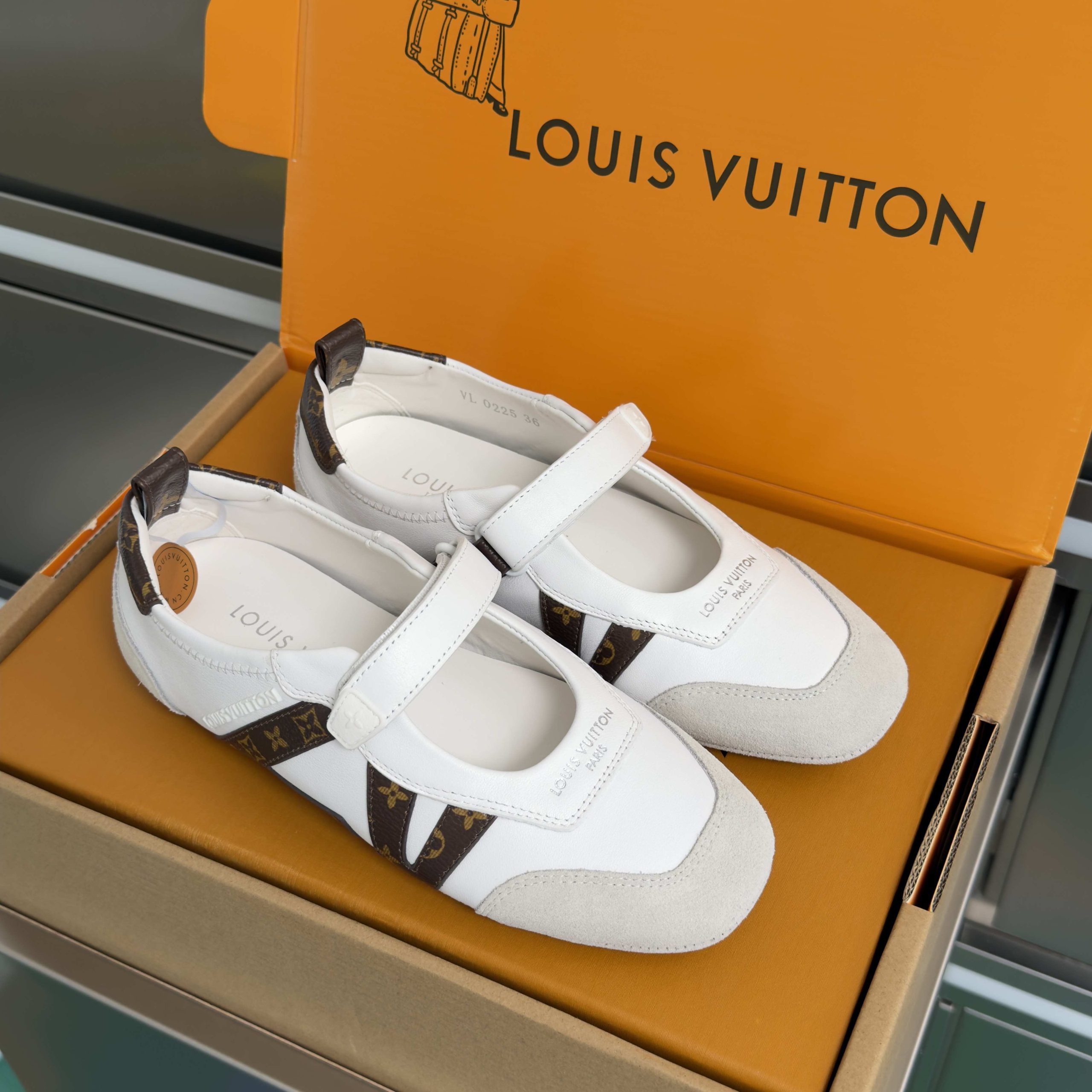 LOUIS VUITTON Sneakers in Premium Leather with Molded Rubber Outsole