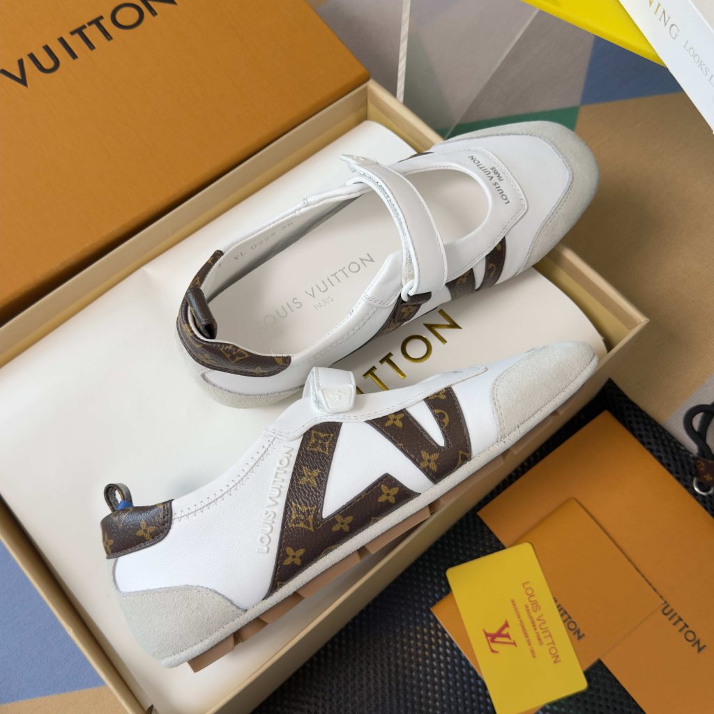 LOUIS VUITTON Sneakers in Premium Leather with Molded Rubber Outsole
