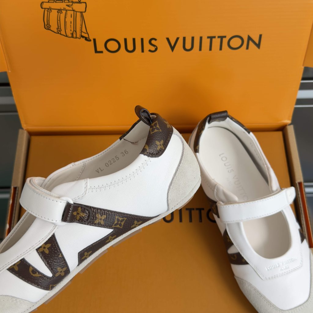 LOUIS VUITTON Sneakers in Premium Leather with Molded Rubber Outsole