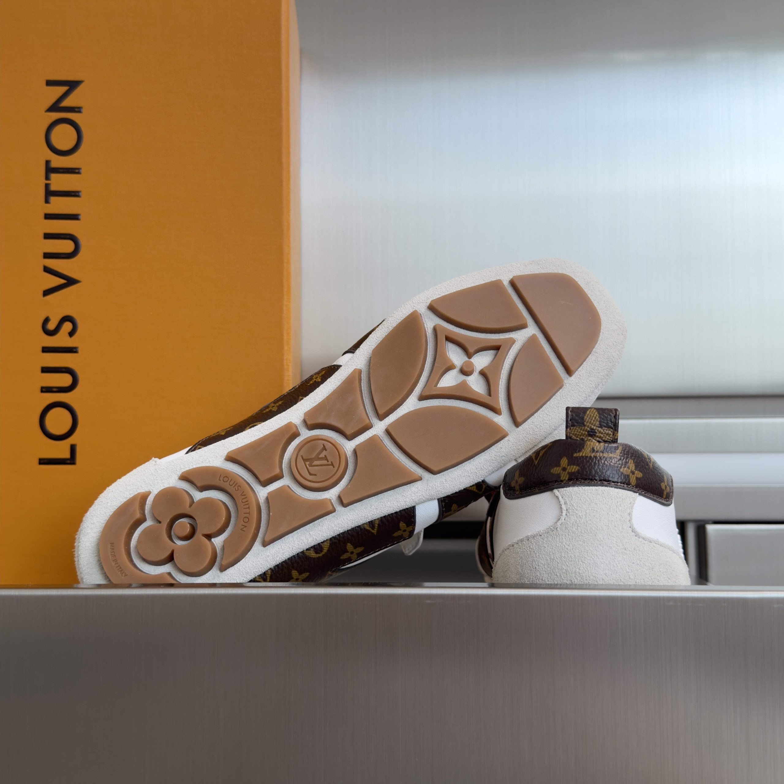 LOUIS VUITTON Sneakers in Premium Leather with Molded Rubber Outsole