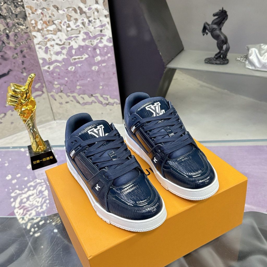 LOUIS VUITTON Sneakers in Premium Leather with Molded Rubber Outsole