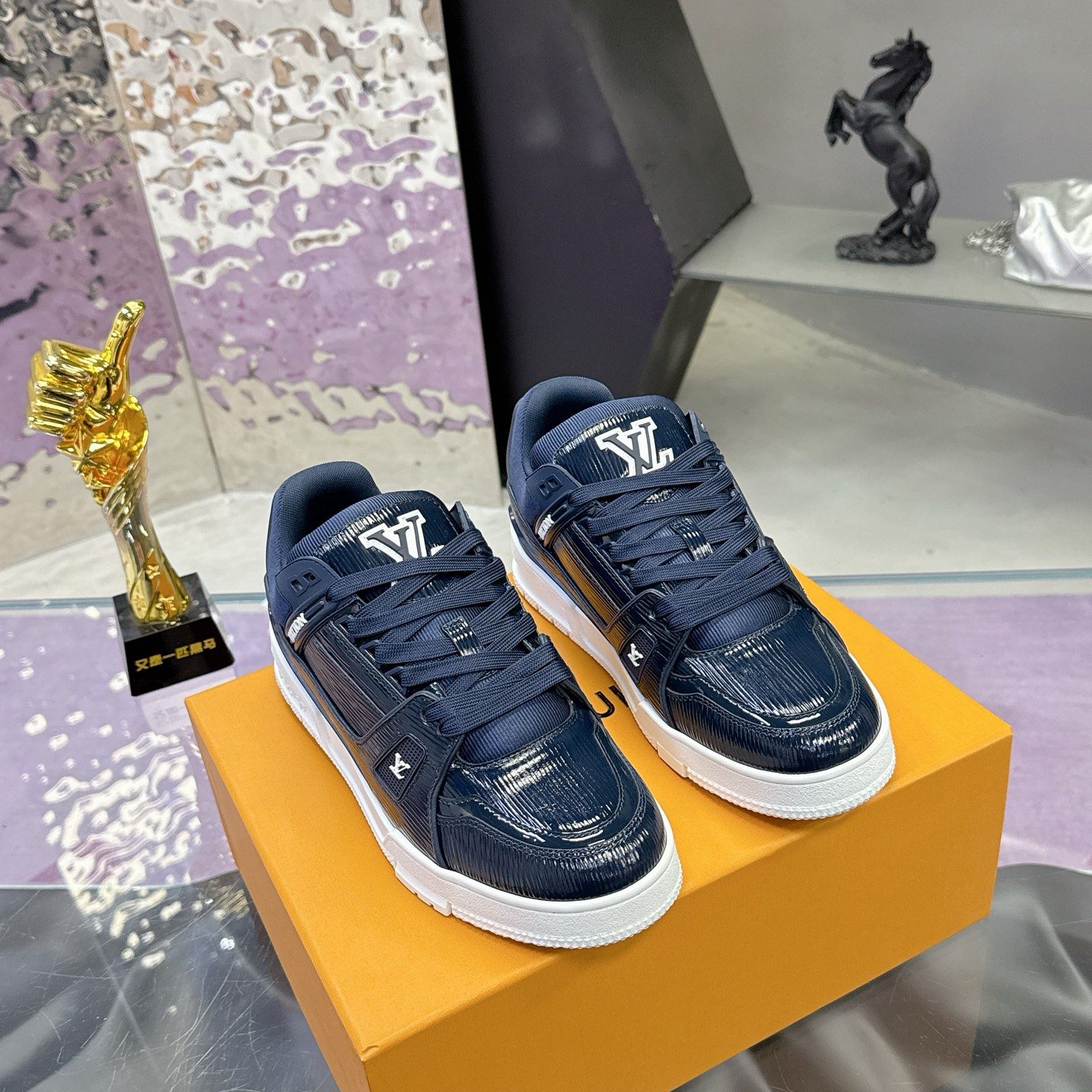 LOUIS VUITTON Sneakers in Premium Leather with Molded Rubber Outsole