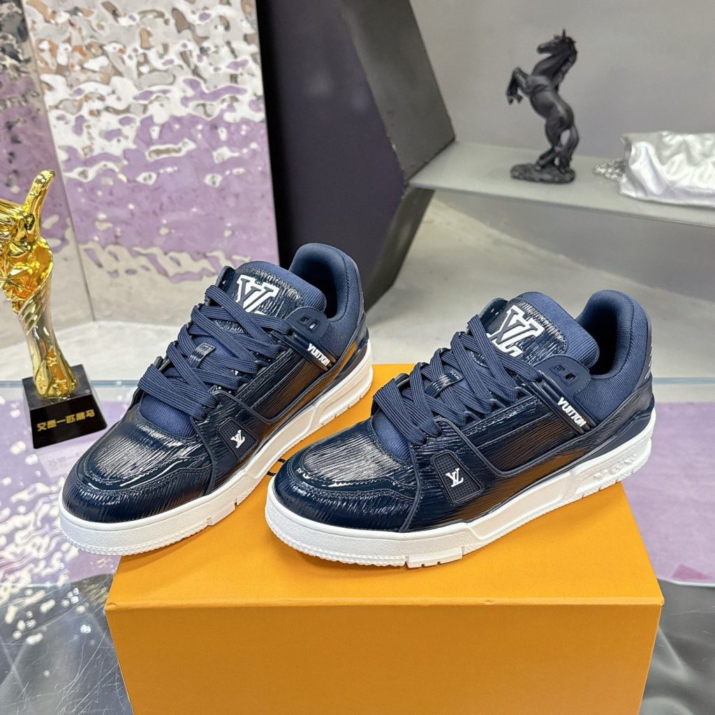 LOUIS VUITTON Sneakers in Premium Leather with Molded Rubber Outsole