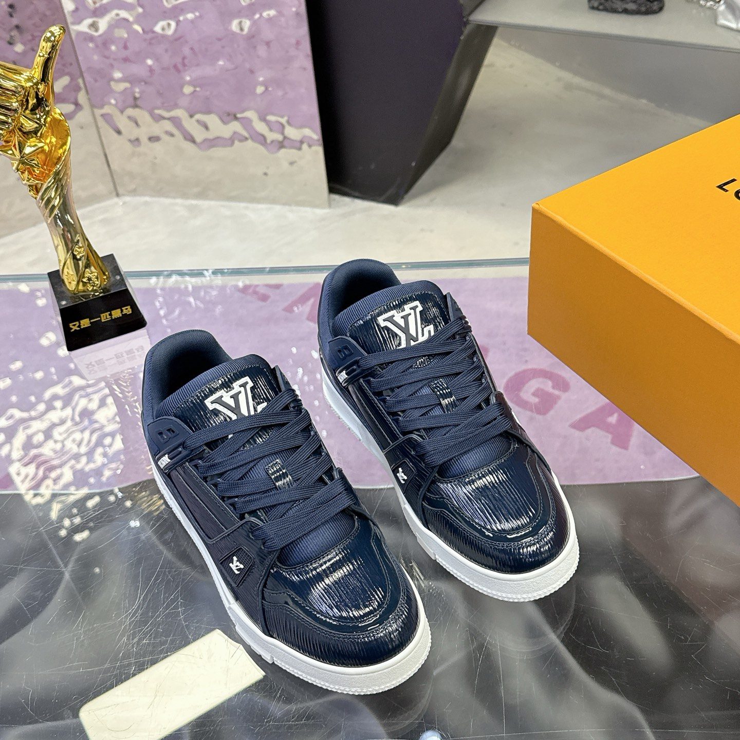 LOUIS VUITTON Sneakers in Premium Leather with Molded Rubber Outsole