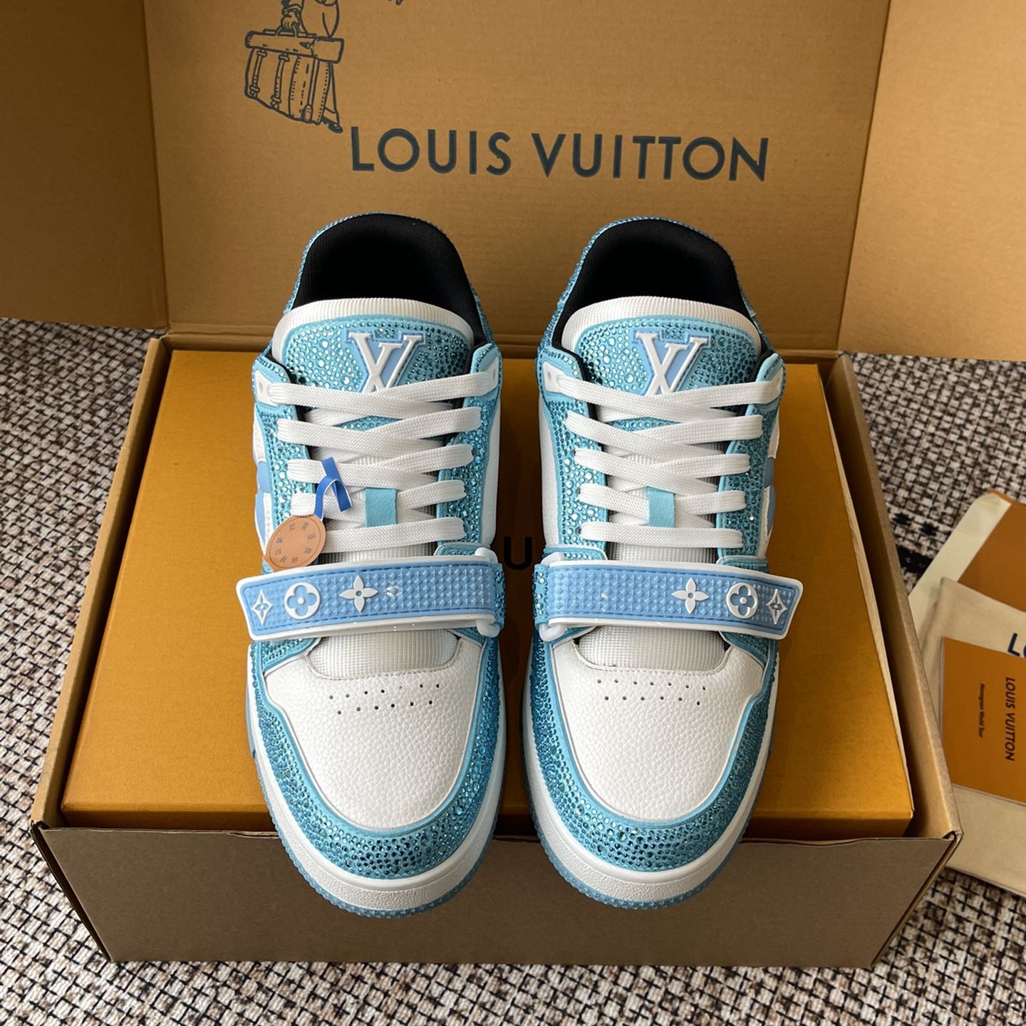 LOUIS VUITTON Sneakers in Premium Leather with Molded Rubber Outsole
