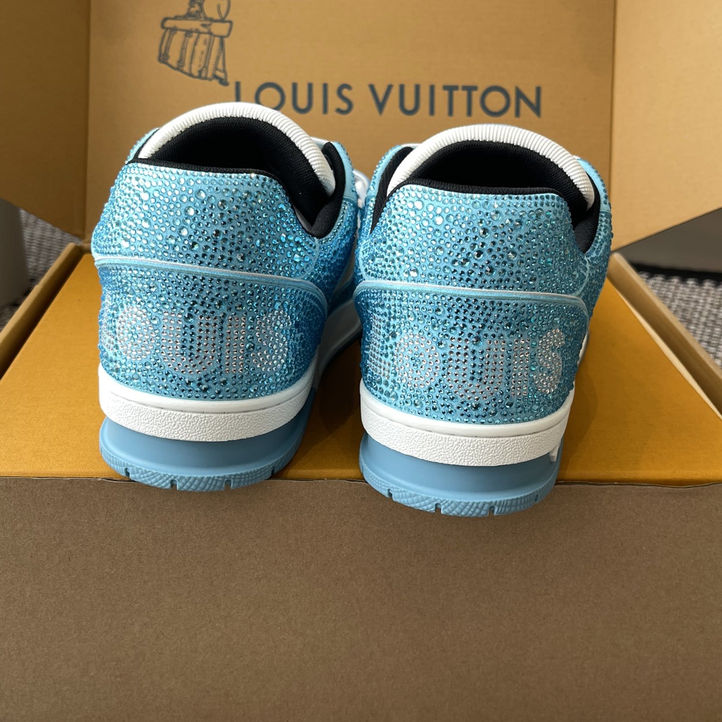 LOUIS VUITTON Sneakers in Premium Leather with Molded Rubber Outsole