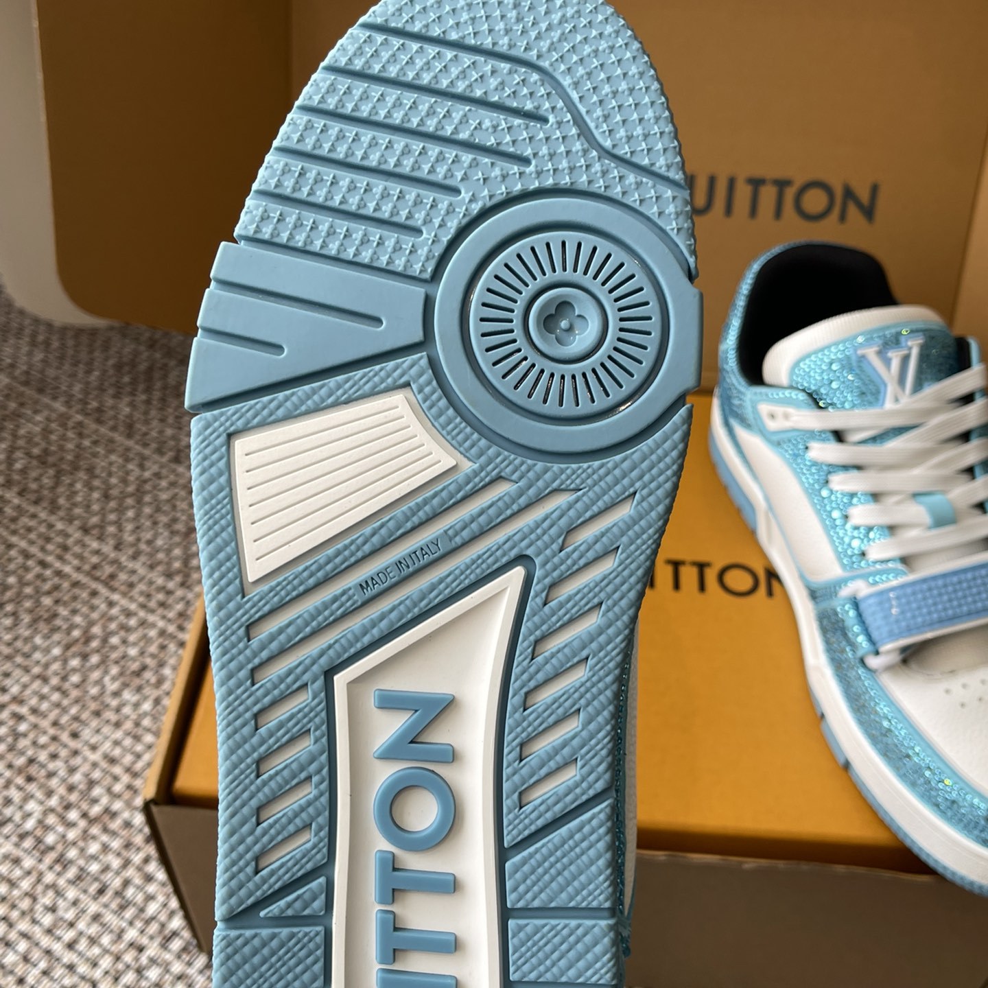 LOUIS VUITTON Sneakers in Premium Leather with Molded Rubber Outsole